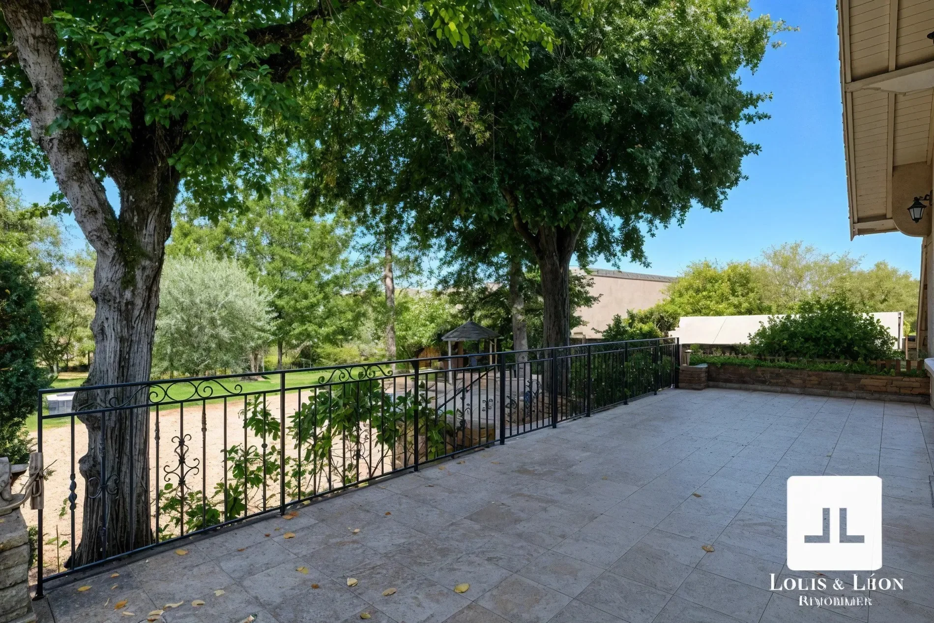 Exterior photo 4