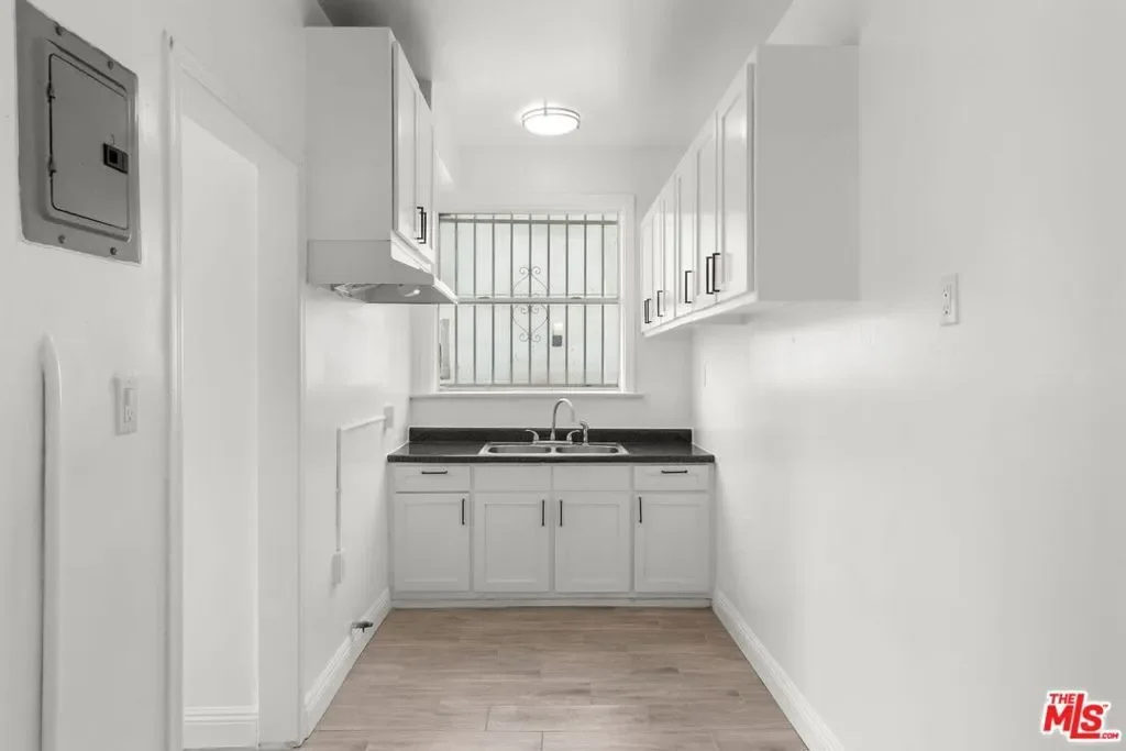 225 W Adams Boulevard, Los Angeles, California, United States. - Photo 28