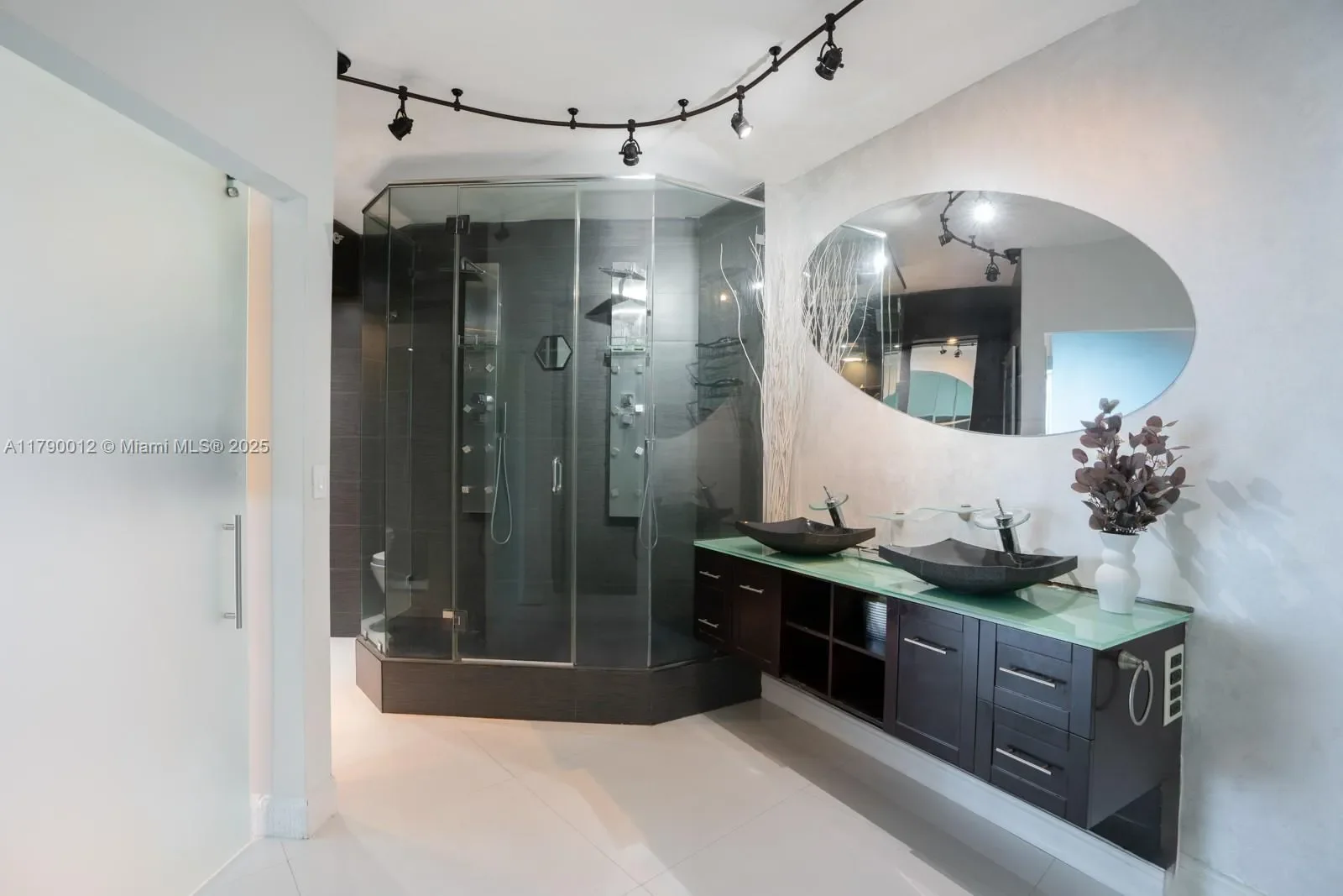 300 S Pointe Dr, Miami Beach, Florida, United States. - Photo 11
