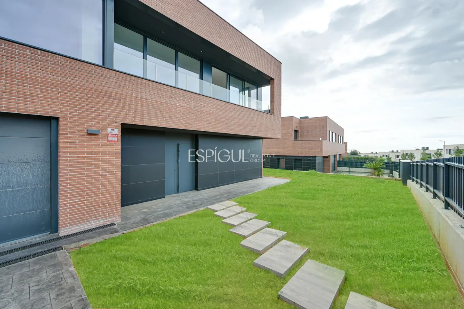 Exterior photo 2
