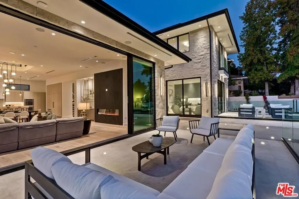 16879 Mooncrest Drive, Los Angeles, California, United States. - Photo 37