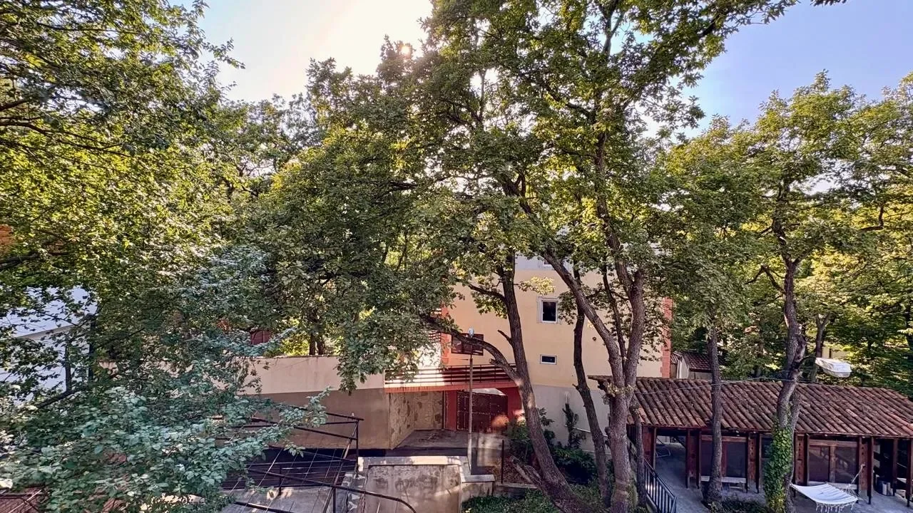 Exterior photo 2