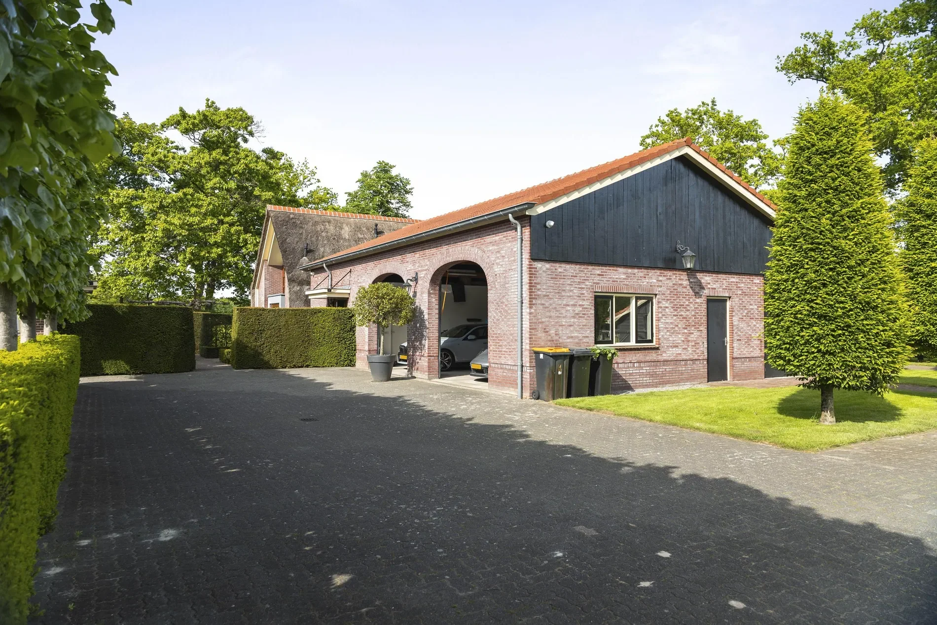 Exterior photo 9
