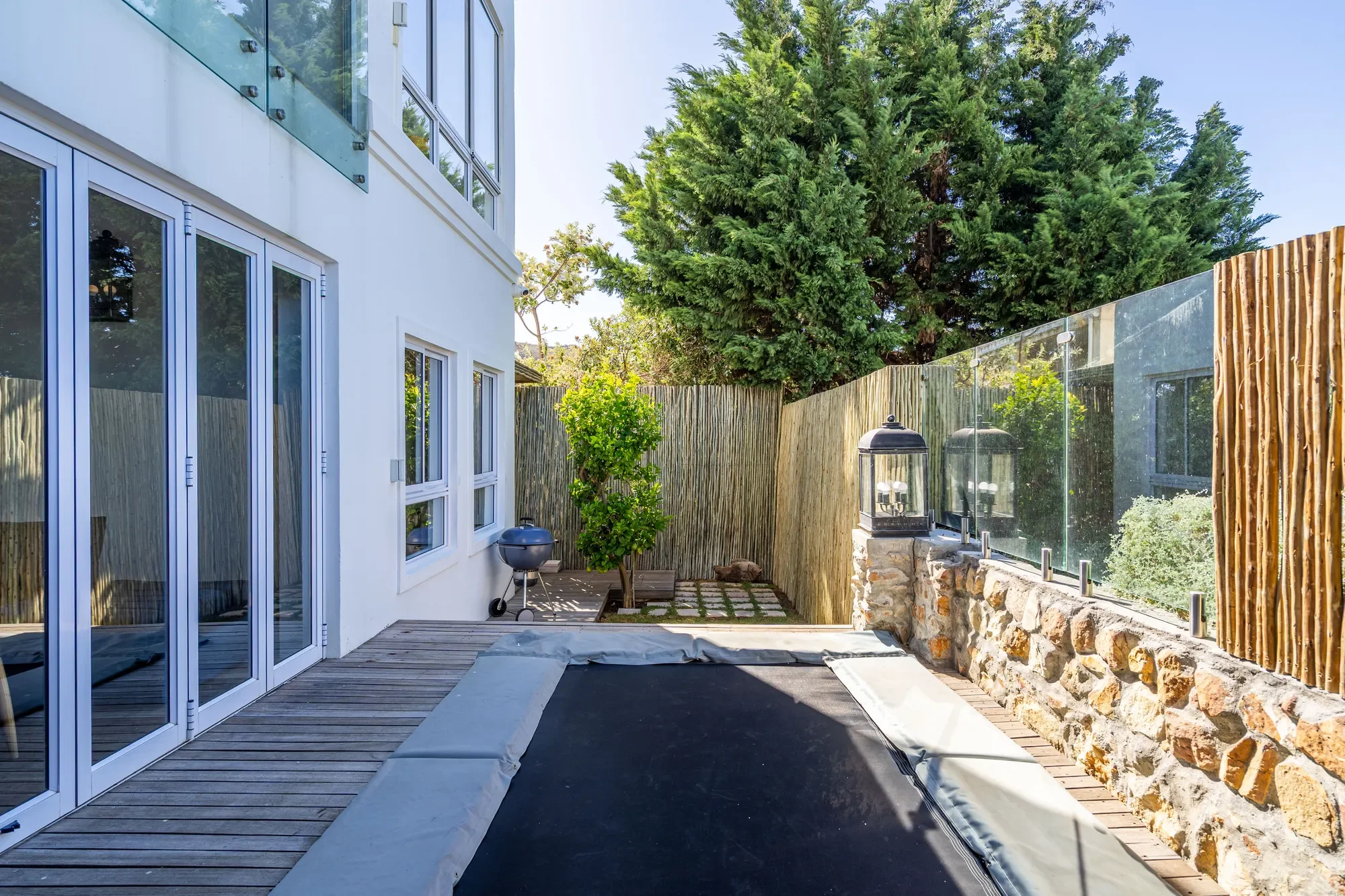 Exterior photo 5