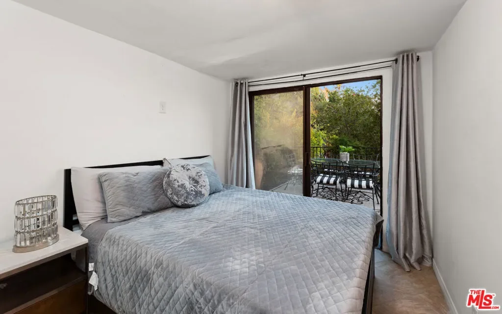 1790 Viewmont Drive, Los Angeles, California, United States. - Photo 26