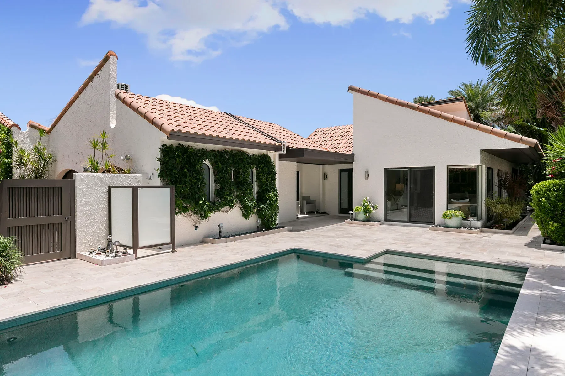 Exterior photo 2