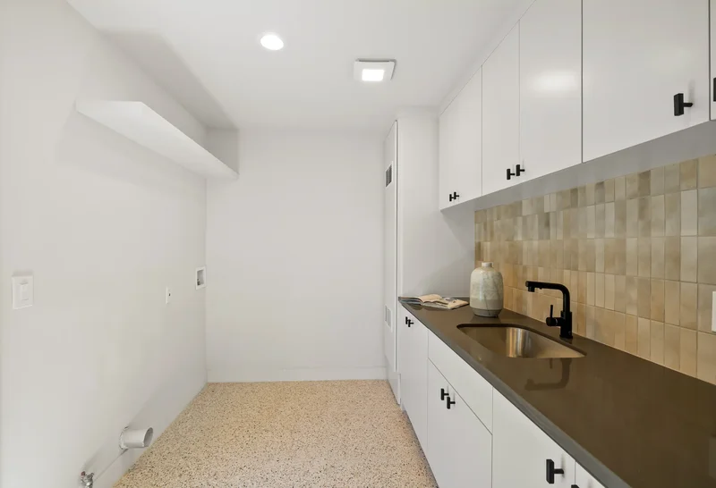5949 South Garth Avenue , Los Angeles, CA 90056, Los Angeles, California, United States. - Photo 12