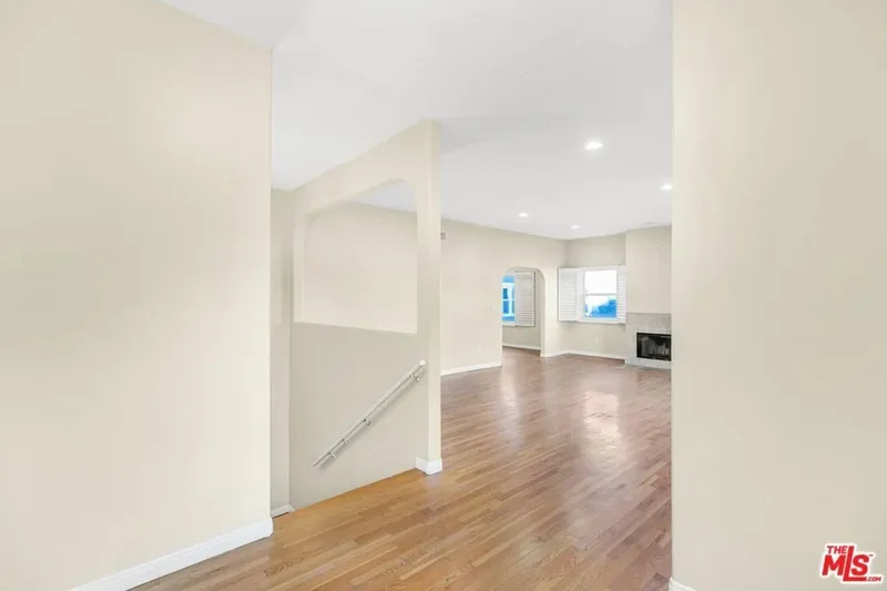 1073 S Mansfield Avenue, Los Angeles, California, United States. - Photo 59