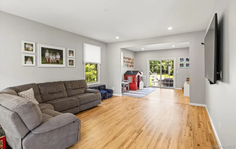 16 Home Court, Huntington, NY 11743, East Northport, New York, United States. - Photo 48