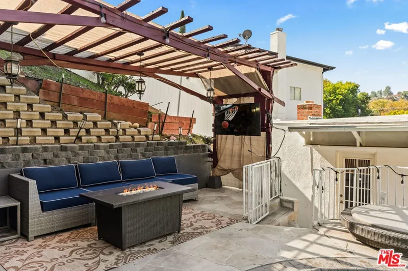 5154 Don Pio Drive, Los Angeles, California, United States. - Photo 28