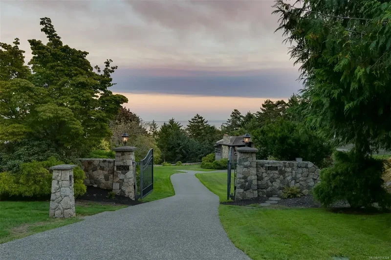 2807 Arbutus Rd, Saanich, British Columbia, Canada. - Photo 15
