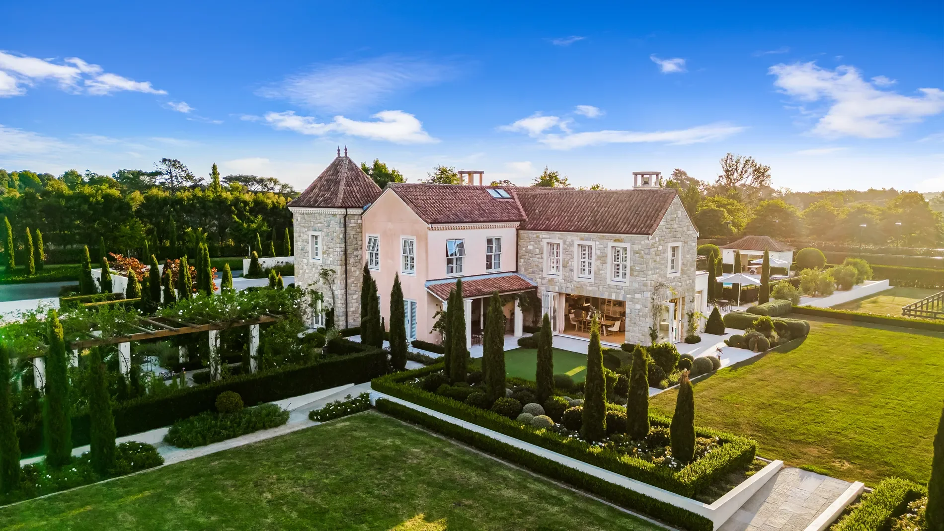 Exterior photo 2
