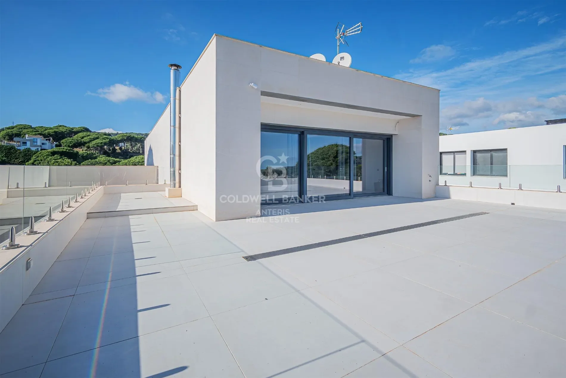 Exterior photo 5