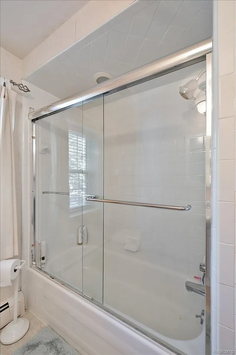 2236 Locklin Lane, West Bloomfield Charter Township, MI 48324, Orchard Lake Village, Michigan, United States. - Hero Image