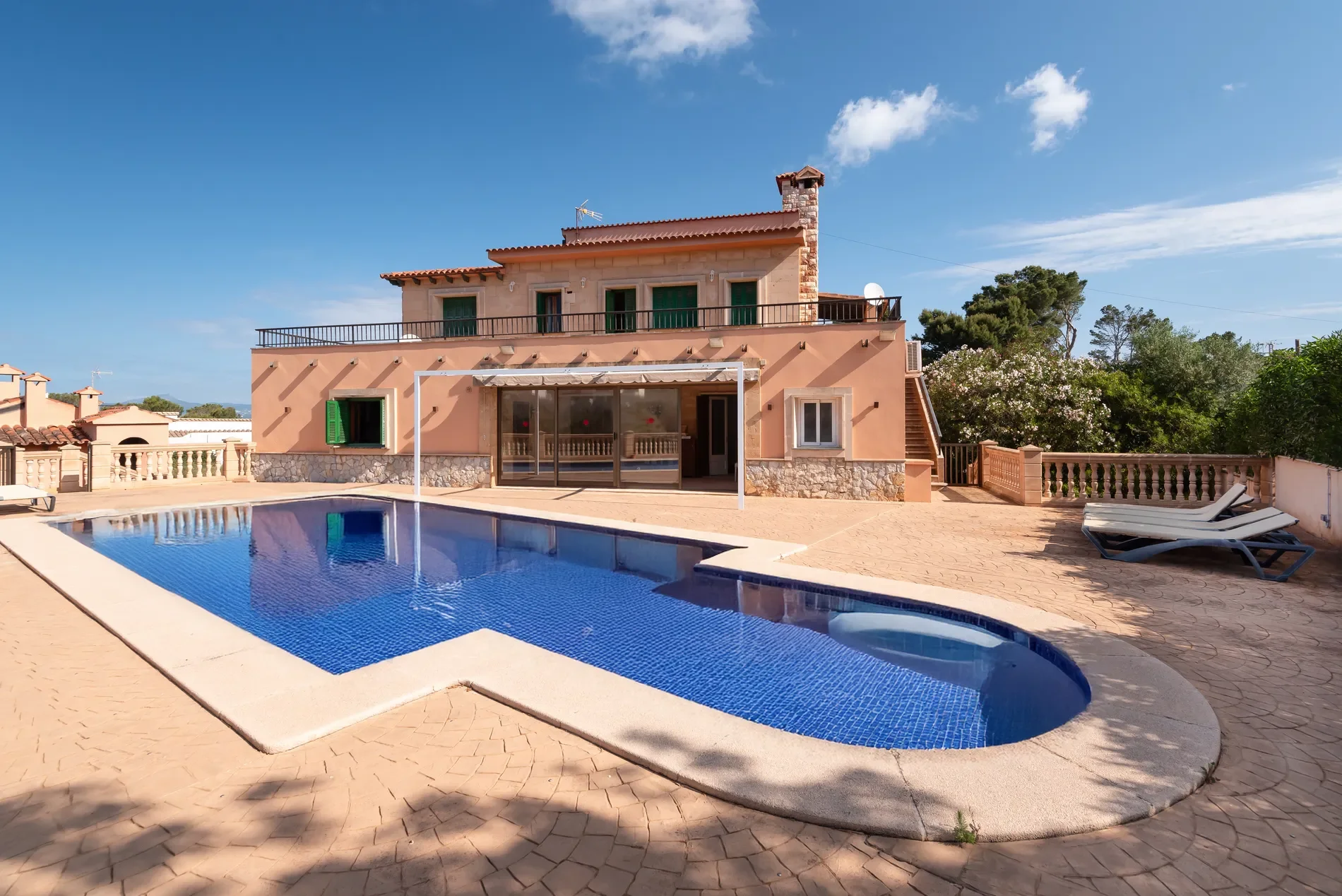 Exterior photo 2
