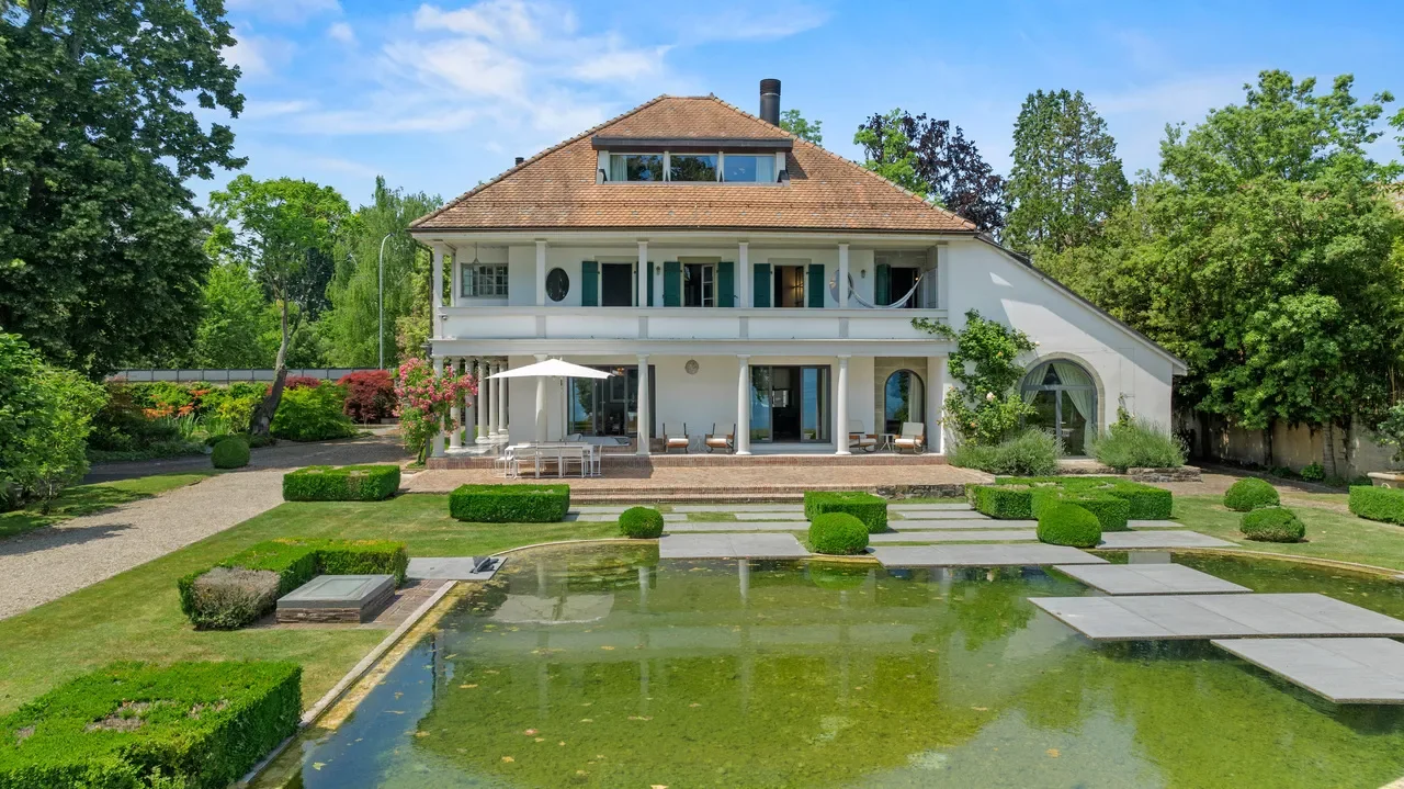 Exterior photo 6