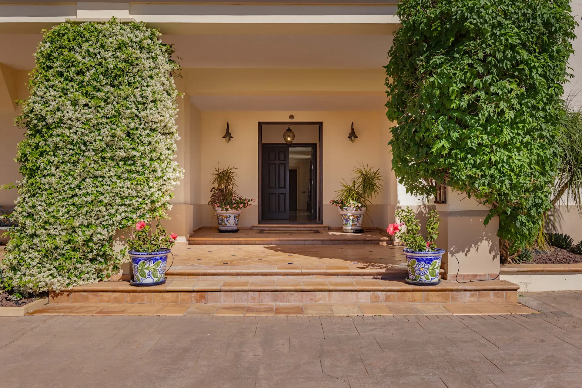 Exterior photo 2