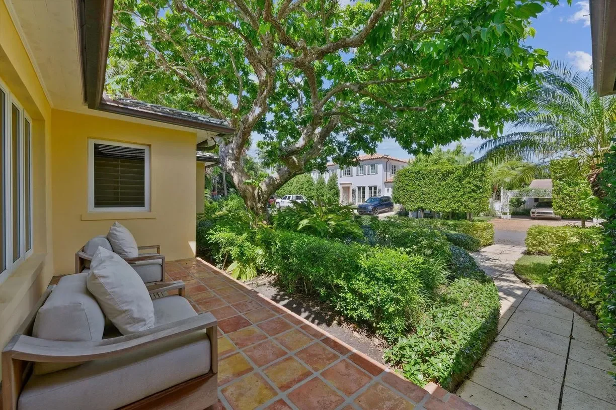 Exterior photo 6