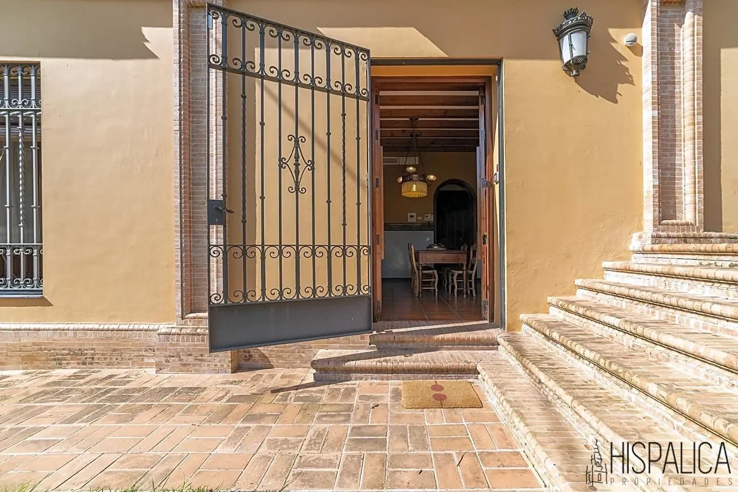 Exterior photo 3