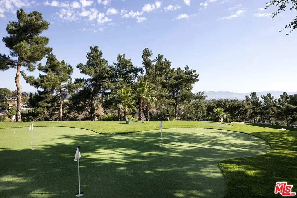 16401 Mulholland Drive, Los Angeles, California, United States. - Photo 26