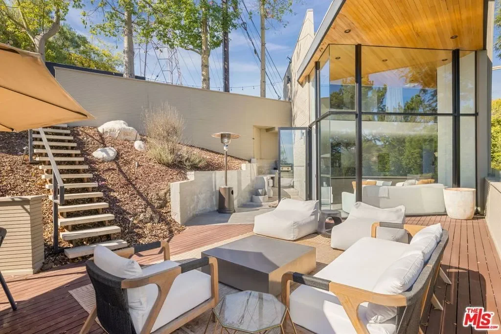 7187 Macapa Drive, Los Angeles, California, United States. - Photo 5