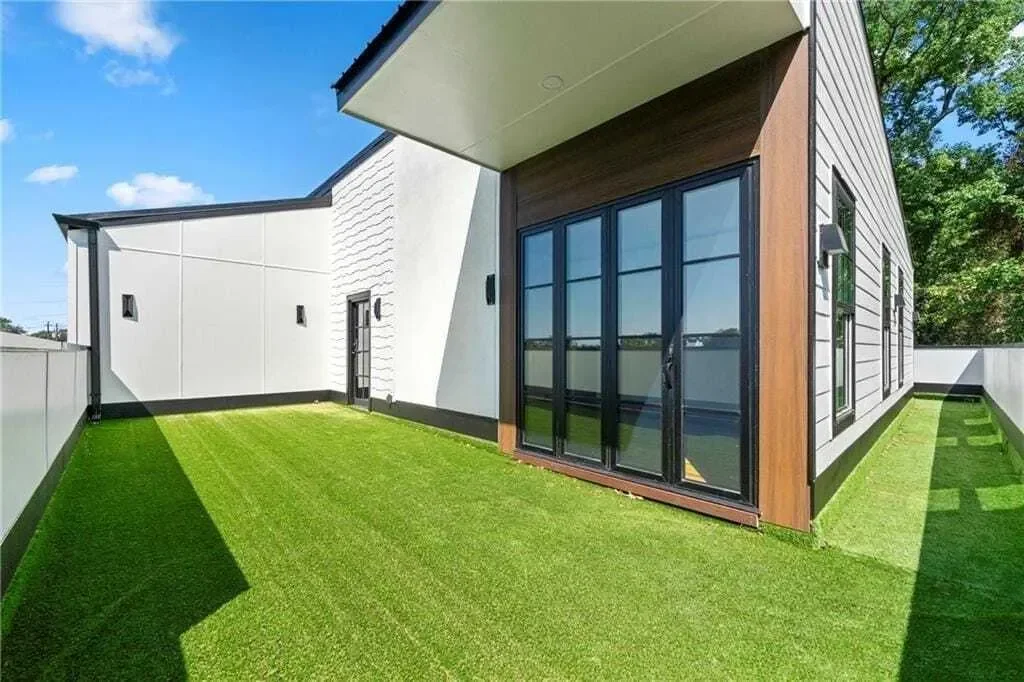 Exterior photo 5