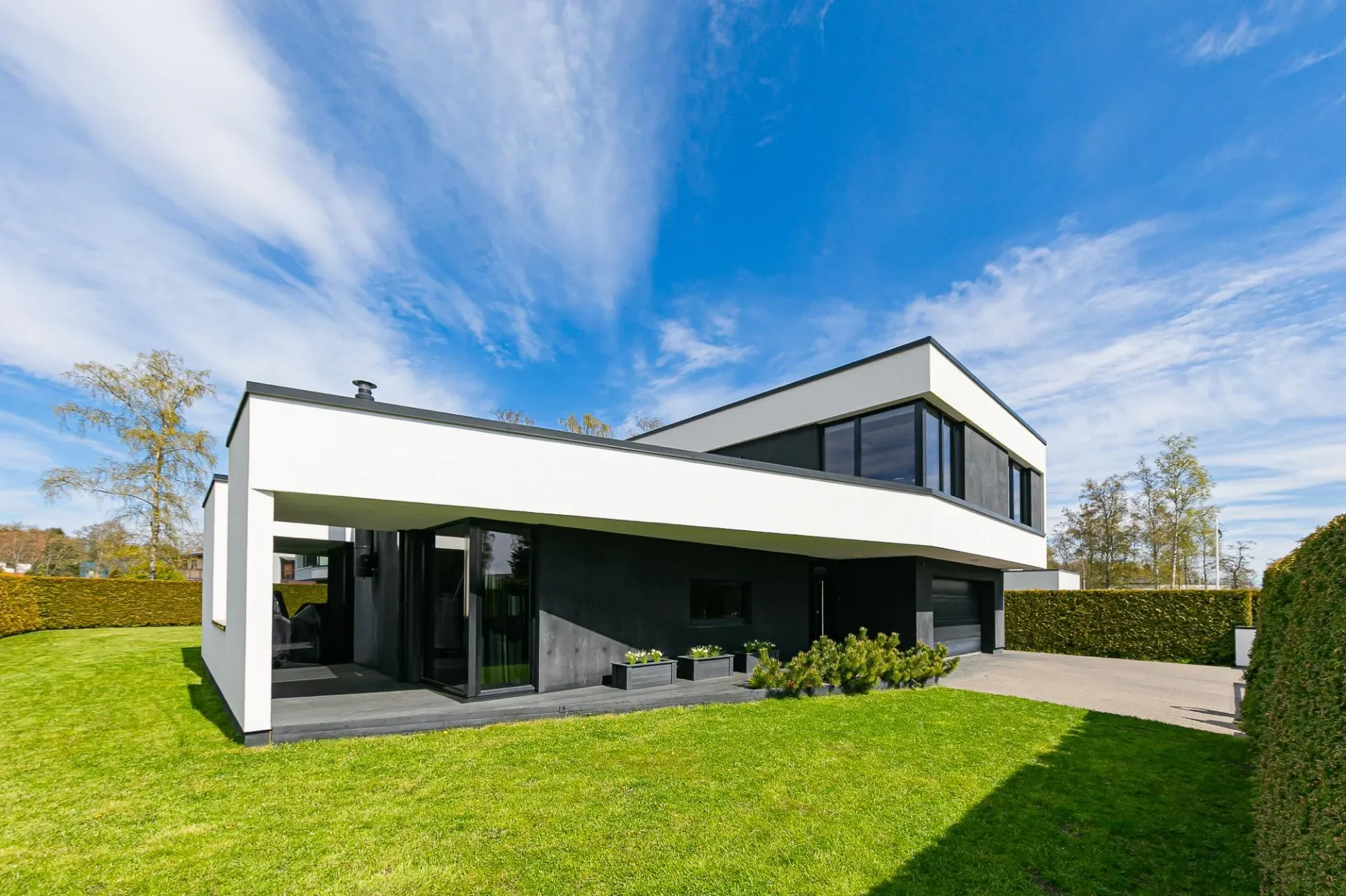 Exterior photo 1