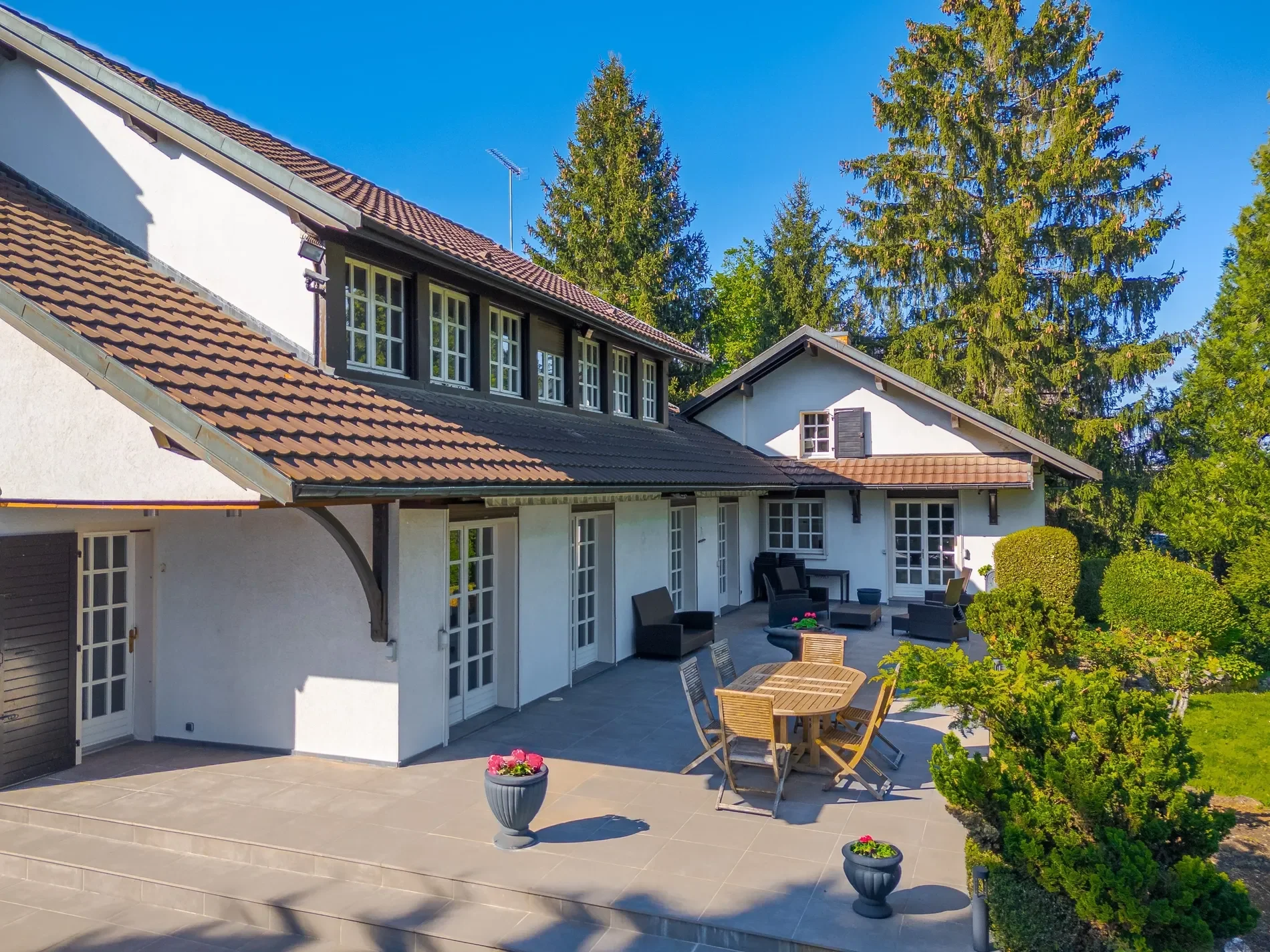 Exterior photo 3