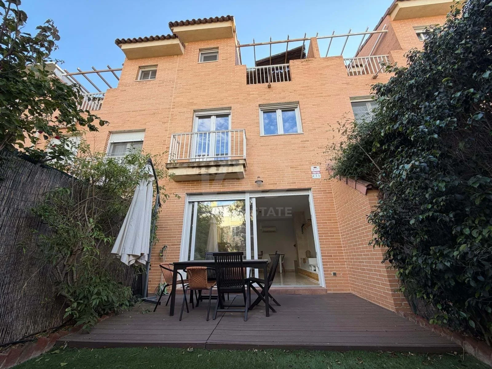 Exterior photo 6