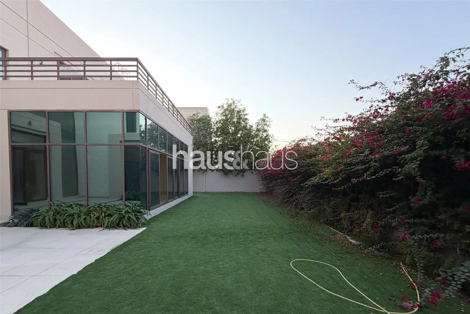 Exterior photo 4