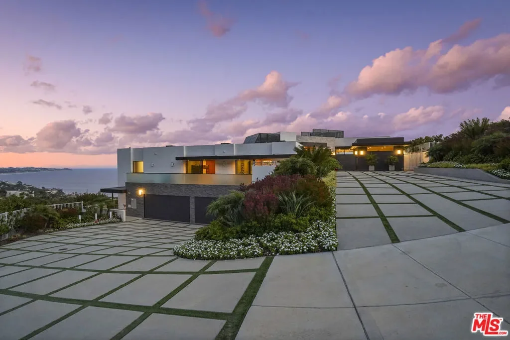 32357 Pacific Coast Highway, Malibu, California, United States. - Photo 13