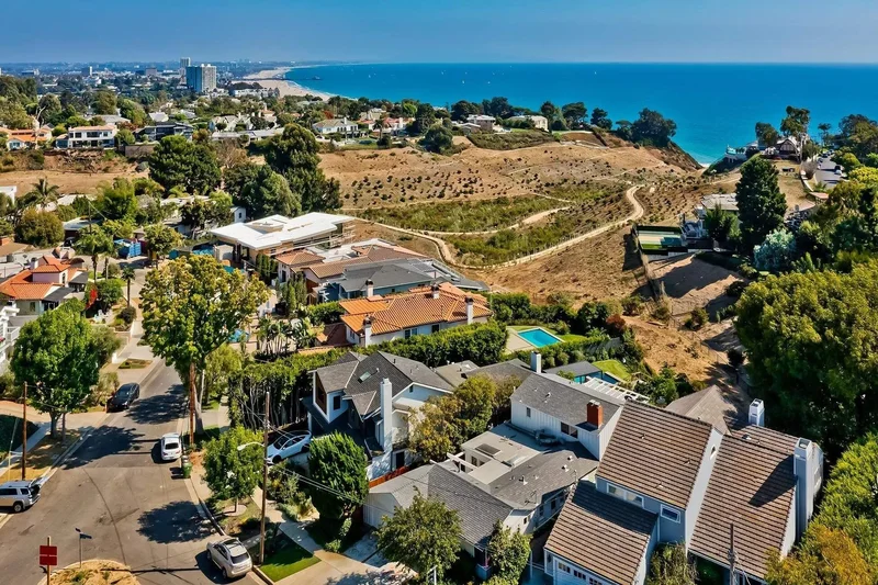 424 Lombard Avenue , Pacific Palisades, CA 90272, Los Angeles, California, United States. - Photo 22
