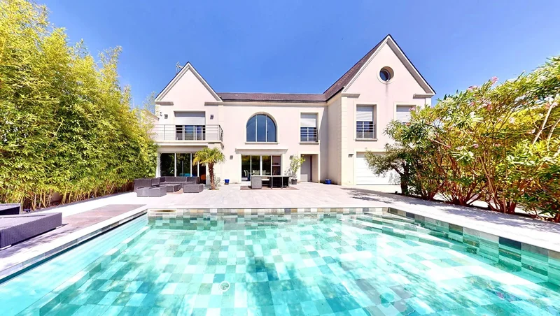 EXCEPTIONAL CONTEMPORARY HOUSE WITH POOL