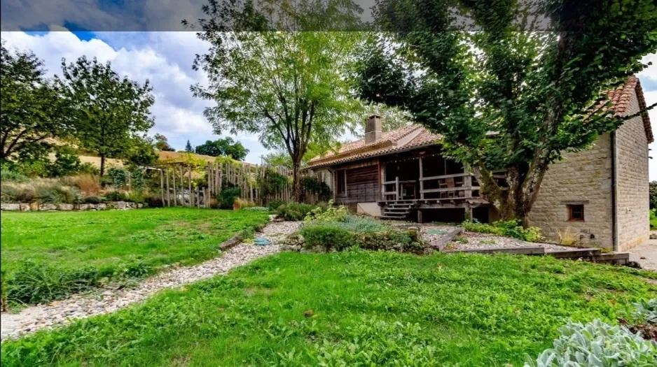 Exterior photo 5