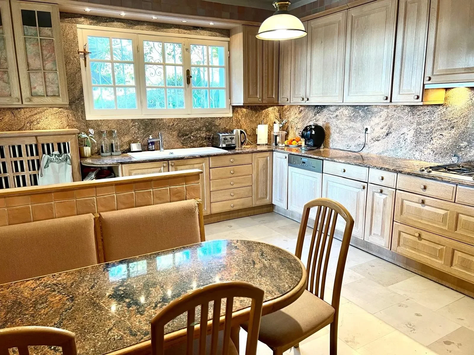 VILLA 386 m² in a private estate
