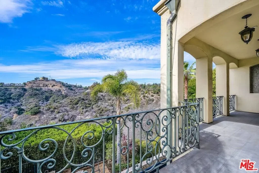 3110 Benedict Canyon Drive, Beverly Hills, California, United States. - Photo 4