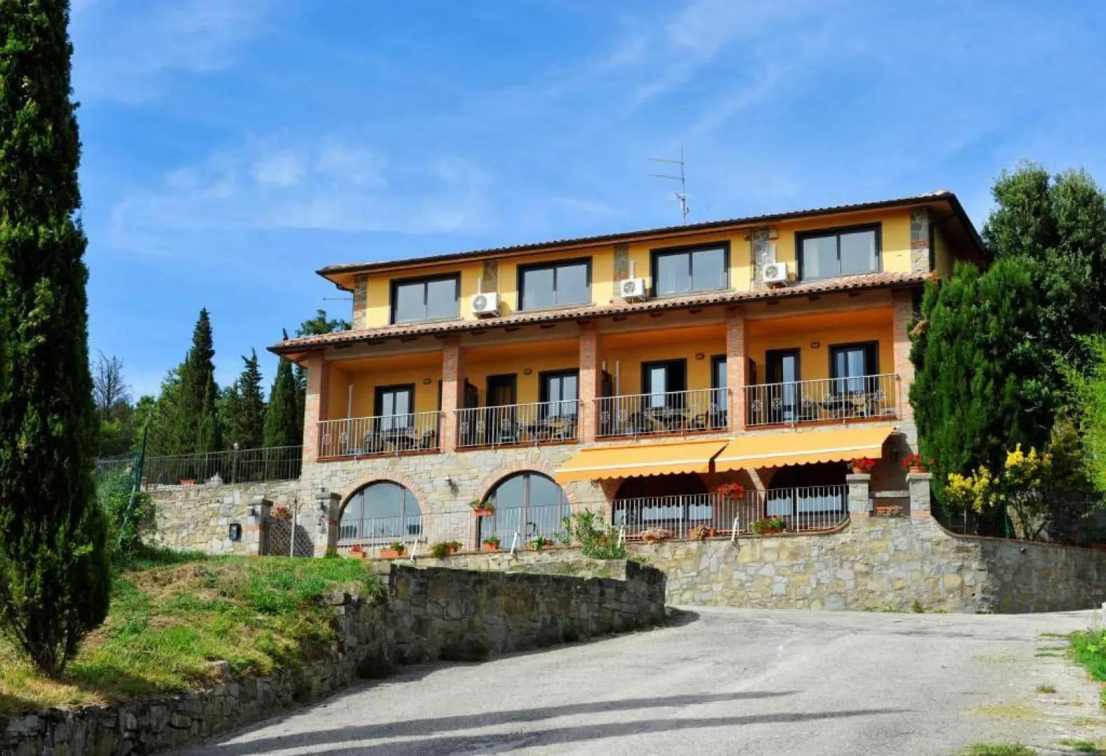 Exterior photo 2