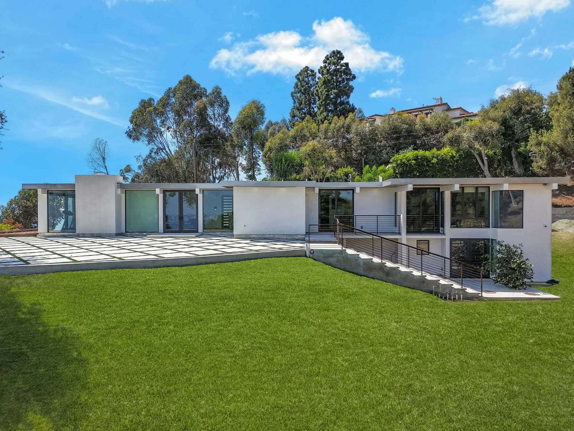 Exterior photo 2