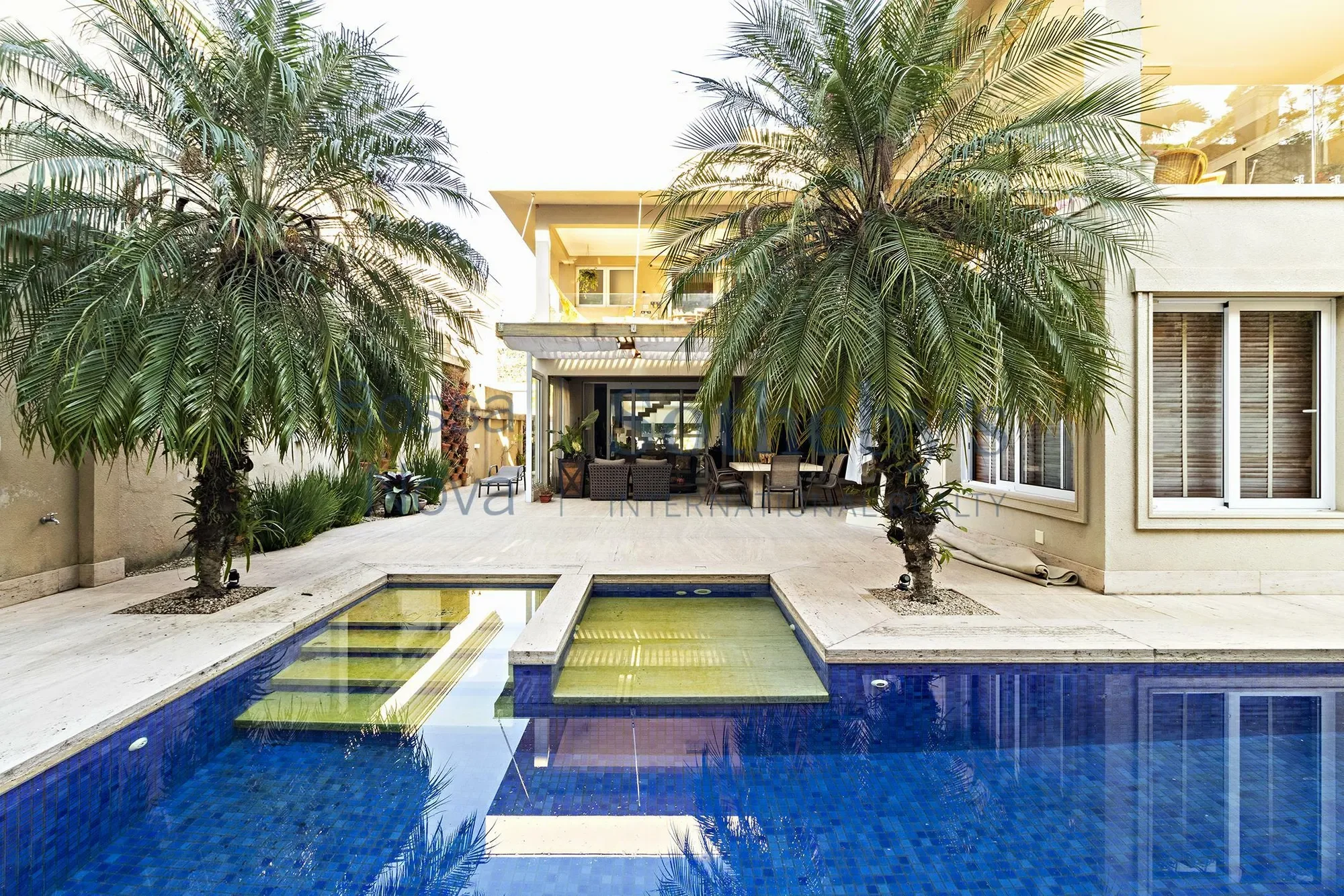 Exterior photo 3