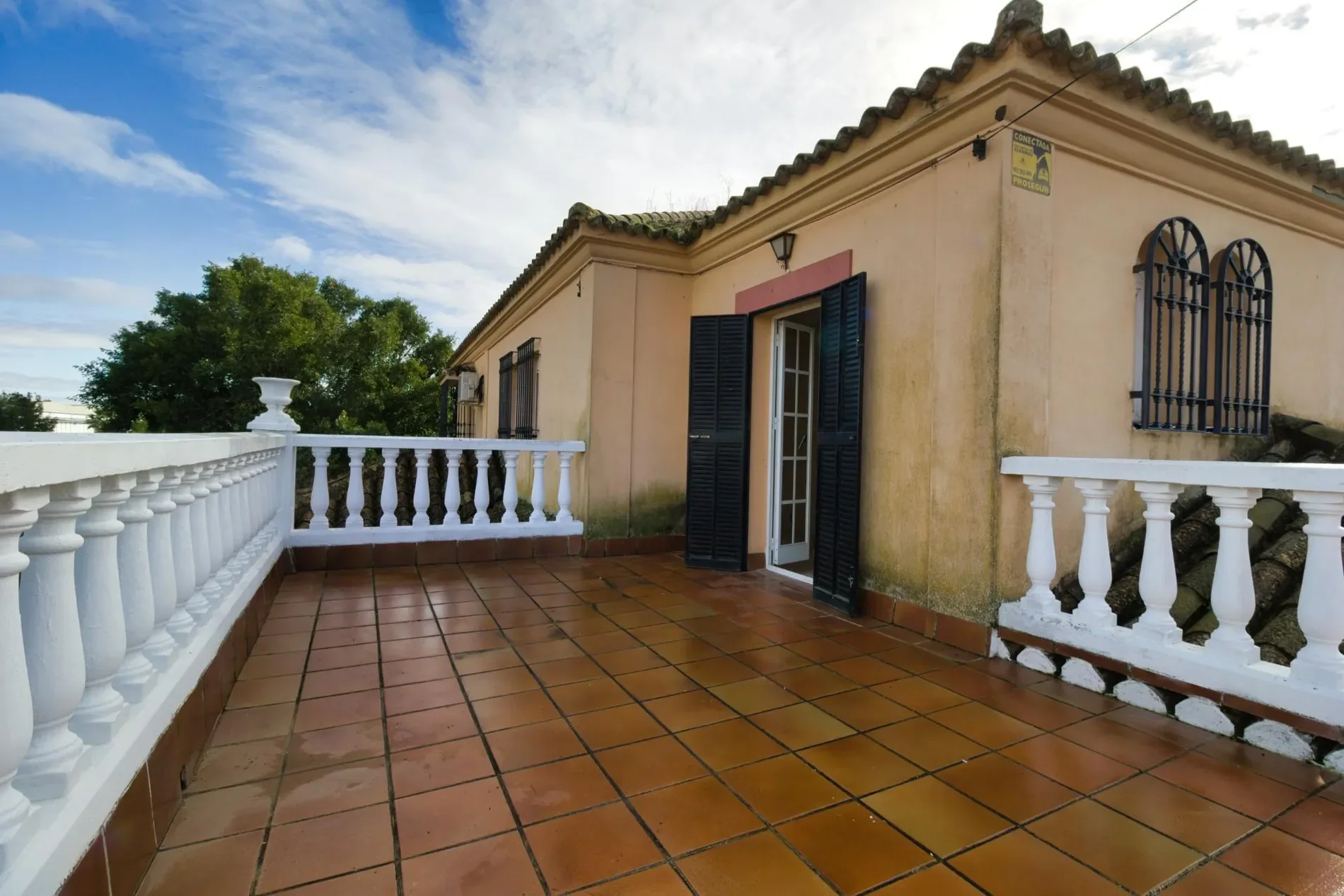 Exterior photo 4