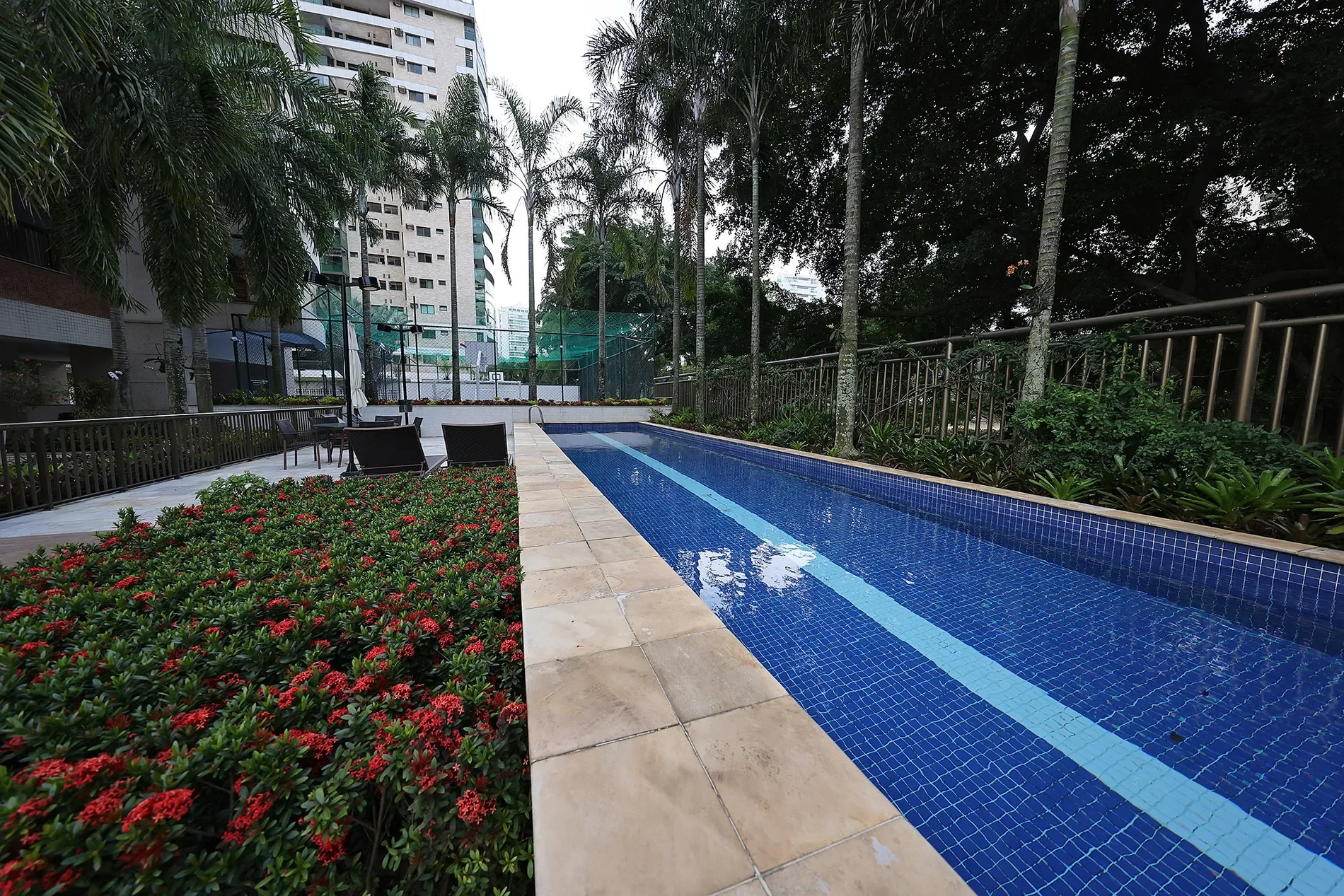 Exterior photo 8
