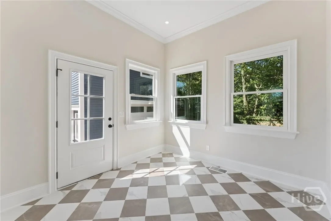 111 E 49th Street, Savannah, Georgia, United States. - Photo 22