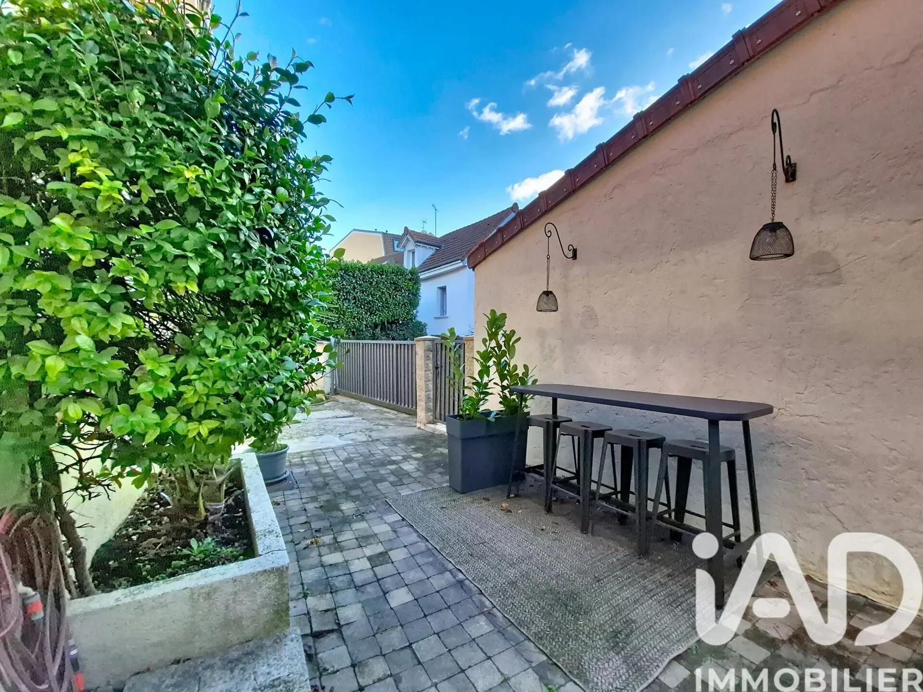 Exterior photo 1