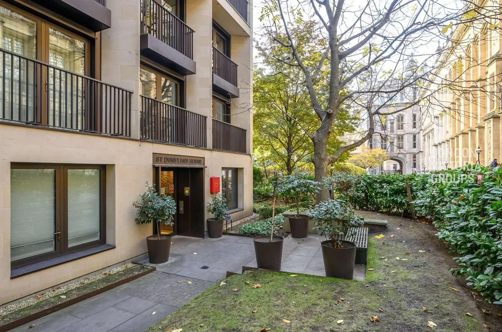 Exterior photo 5