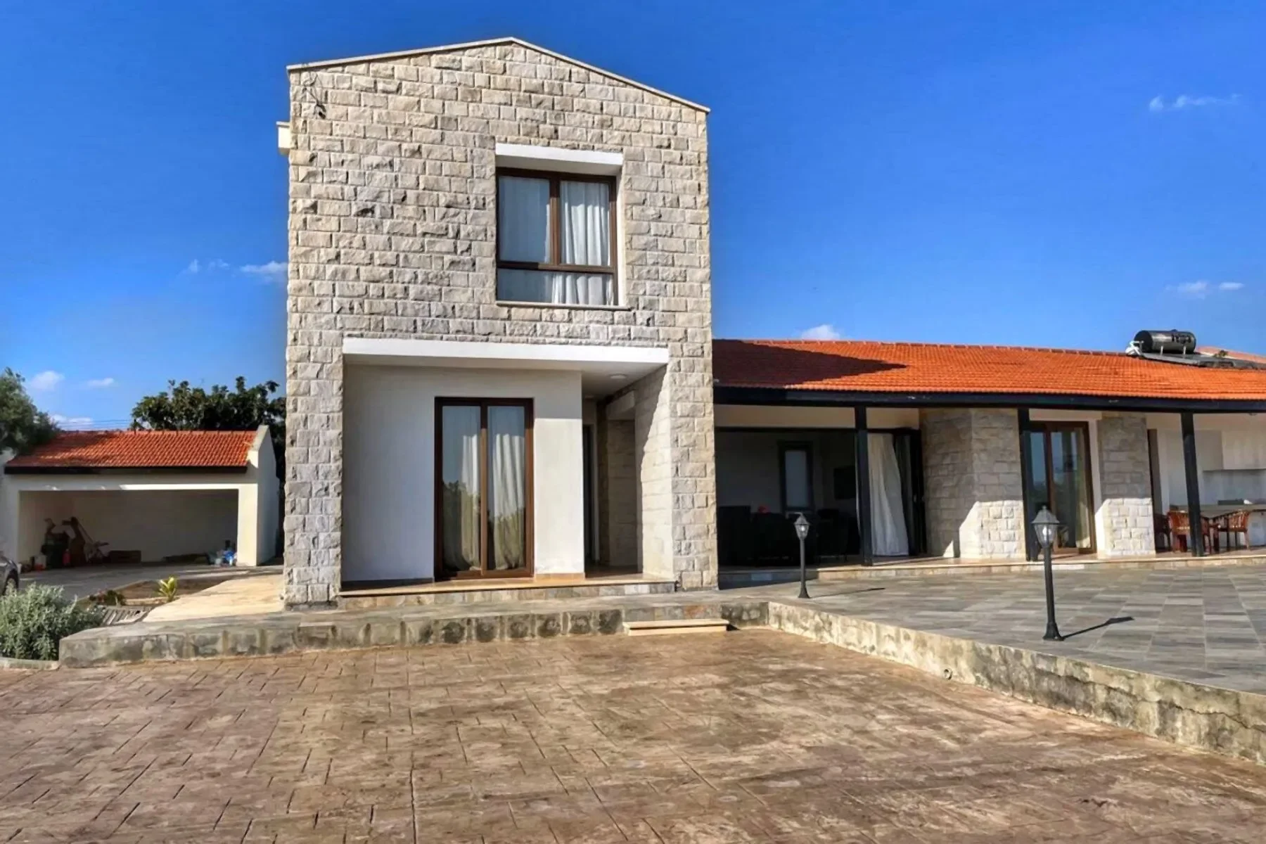 Exterior photo 6