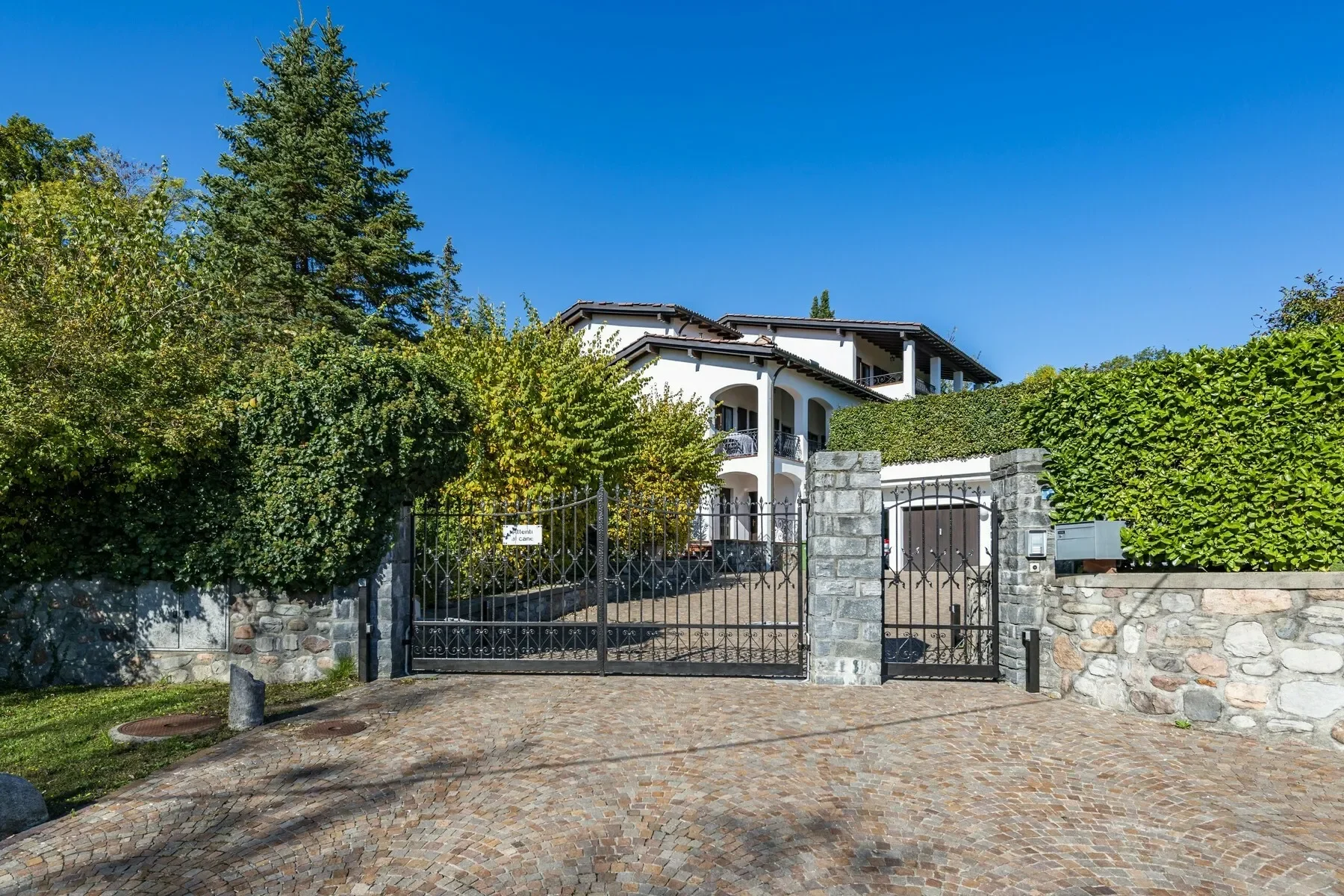 Exterior photo 3