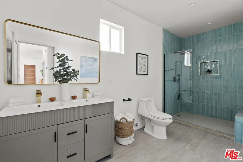 2209 West Boulevard, Los Angeles, California, United States. - Photo 15