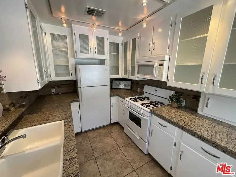 10814 Blix Street, Los Angeles, California, United States. - Photo 14
