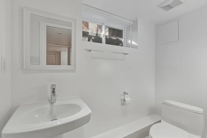 1290 Ch. Waterloo, Mount Royal, Quebec, Canada. - Photo 29