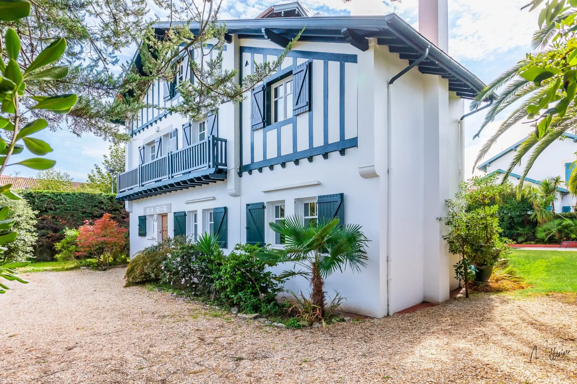 Exterior photo 2